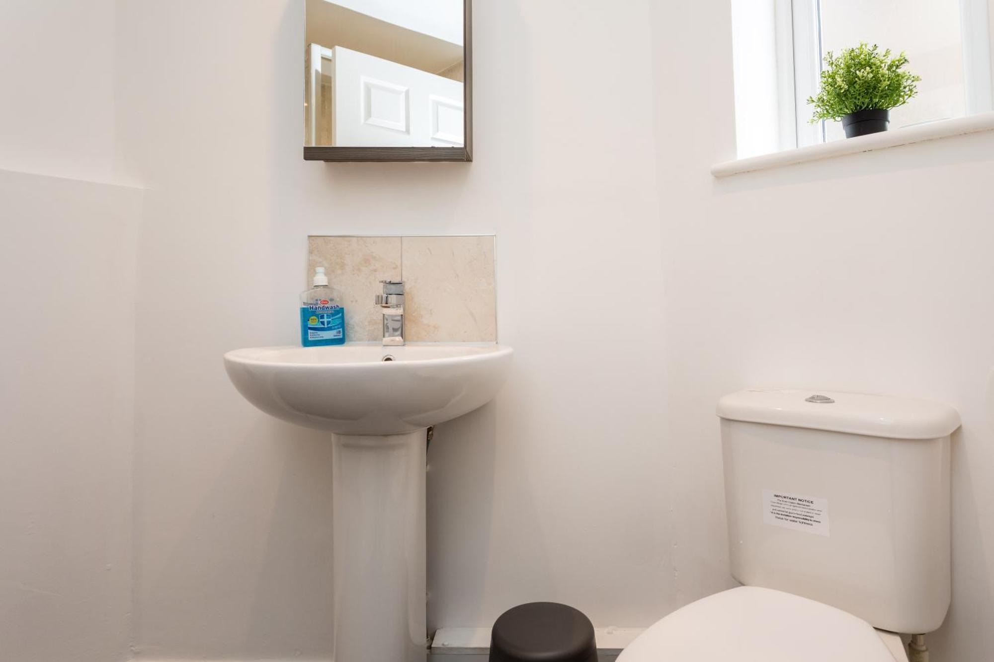 Flat 7- Spacious Studio Flat In The Heart Of Crawley المظهر الخارجي الصورة