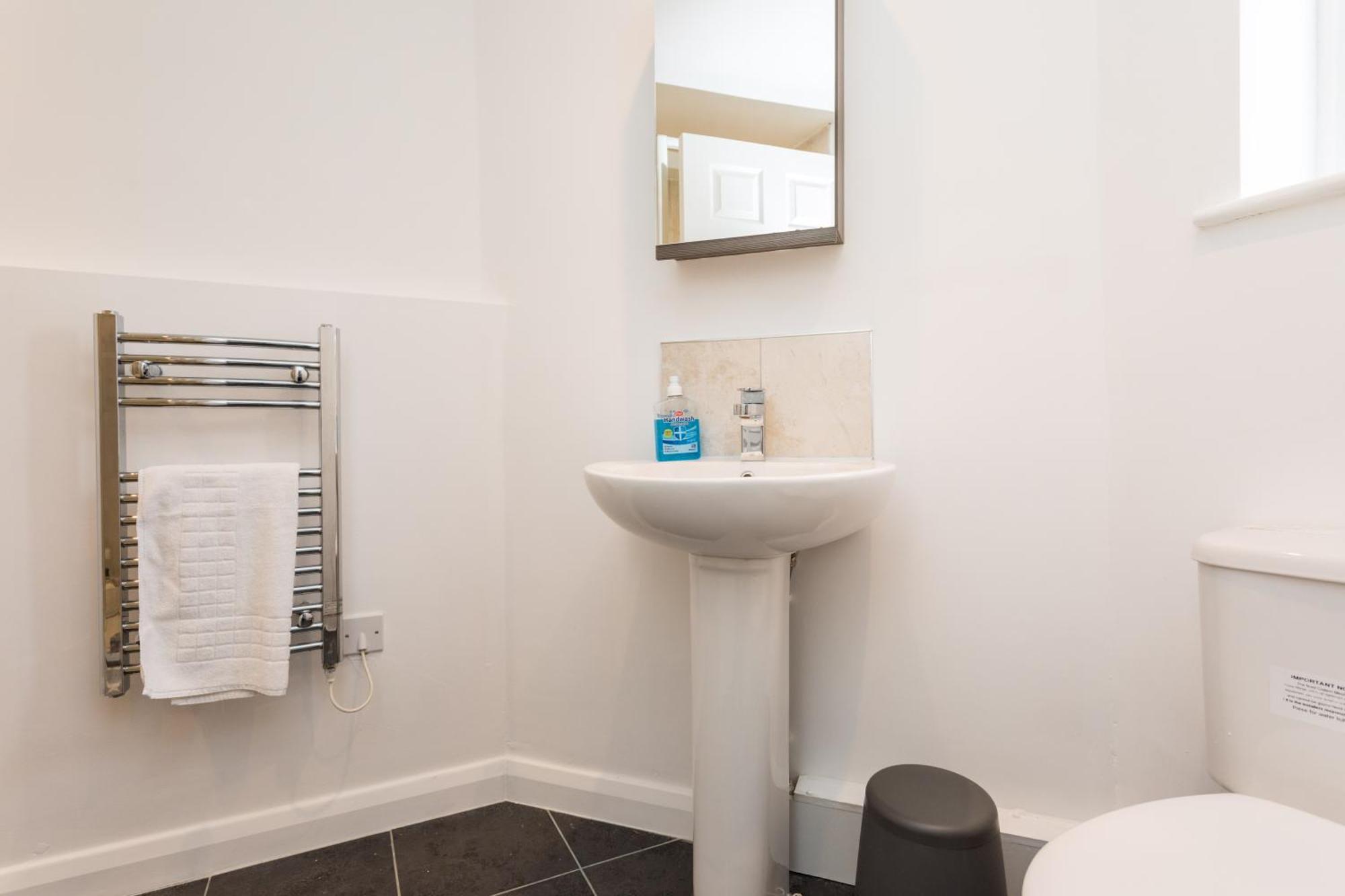 Flat 7- Spacious Studio Flat In The Heart Of Crawley المظهر الخارجي الصورة