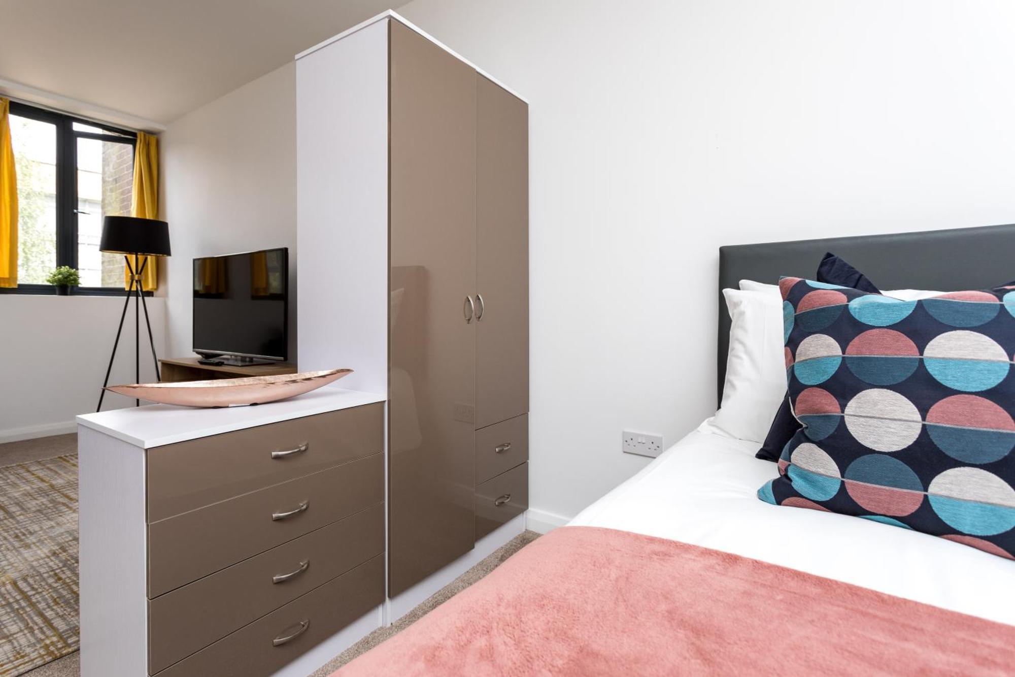 Flat 7- Spacious Studio Flat In The Heart Of Crawley المظهر الخارجي الصورة