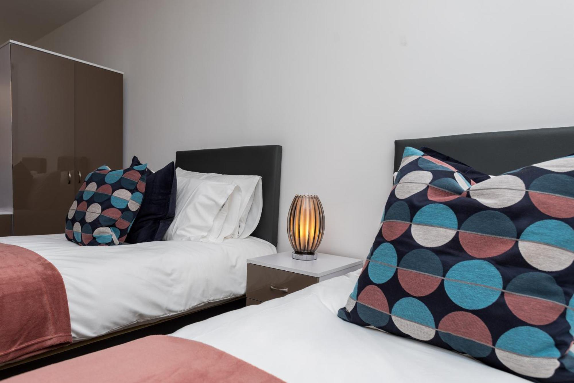 Flat 7- Spacious Studio Flat In The Heart Of Crawley المظهر الخارجي الصورة