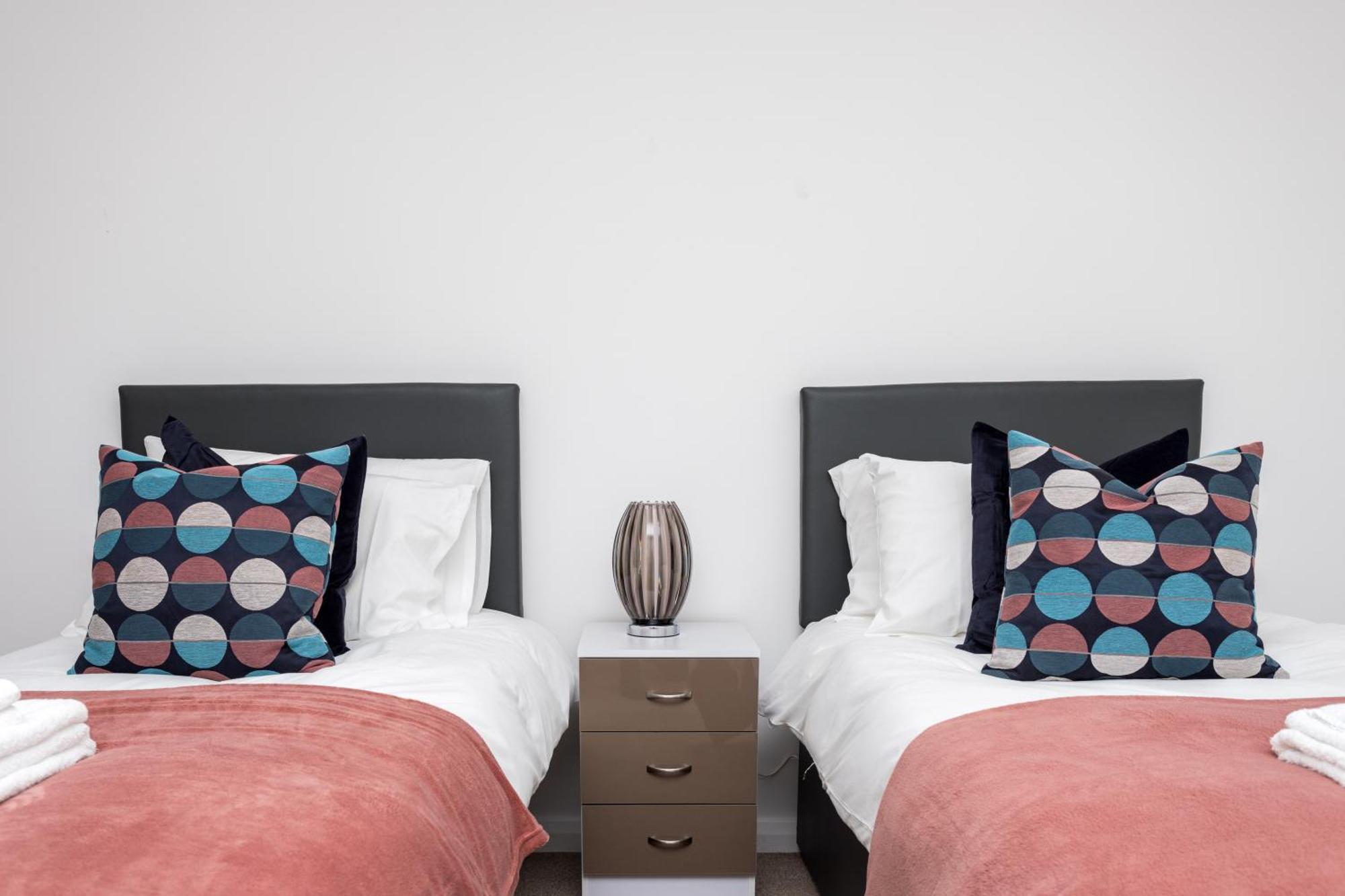 Flat 7- Spacious Studio Flat In The Heart Of Crawley المظهر الخارجي الصورة
